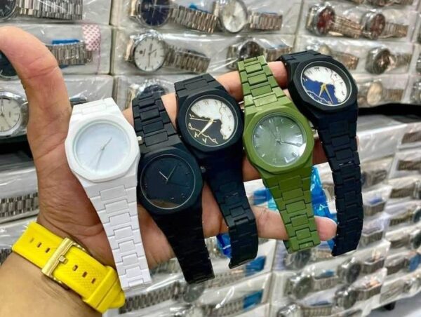 Découvrez cette montre analogique homme imperméable au bracelet noir mat. Offrez un cadeau stylé et précis, idéal pour un usage quotidien.