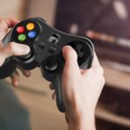 Découvrez le contrôleur de jeu Bluetooth ergonomique pour smartphones Android et iOS. Jouez confortablement et vivez une expérience immersive. Achetez maintenant !