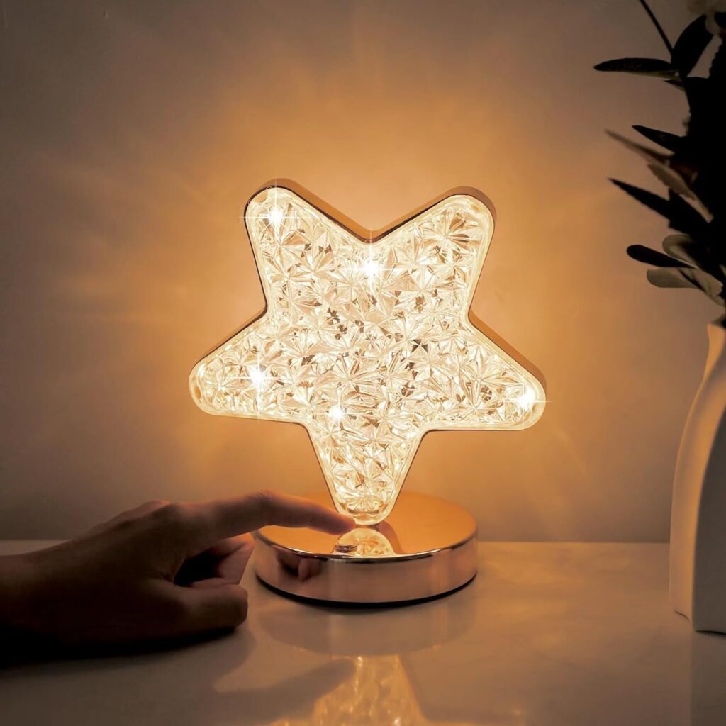 Découvrez la lampe veilleuse LED étoile rechargeable, tactile et dimmable. Parfaite pour chambre d'enfant et déco de Noël. Commandez-la maintenant !