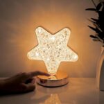 Découvrez la lampe veilleuse LED étoile rechargeable, tactile et dimmable. Parfaite pour chambre d'enfant et déco de Noël. Commandez-la maintenant !