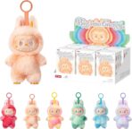 Découvrez cet ensemble de 6 figurines en peluche colorées, parfaites pour collectionneurs. Ajoutez une touche fun à votre quotidien, commandez dès maintenant !