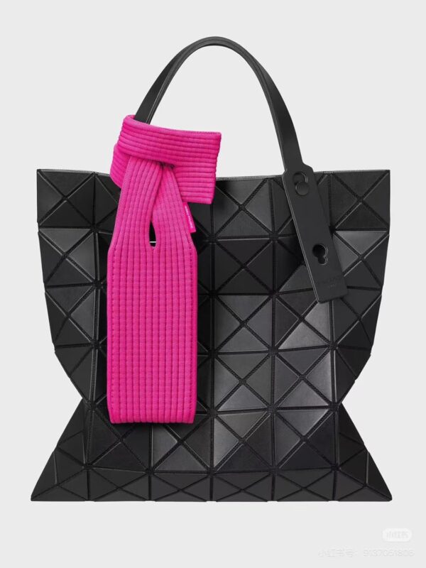 Découvrez ce sac à épaule en tricot doux, idéal pour smartphone jusqu’à 6,5". Protégez et transportez-le confortablement au quotidien !