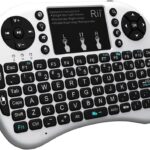 Découvrez ce mini clavier sans fil QWERTY rétroéclairé avec touchpad, idéal pour PC, Mac, TV et jeux. Achetez-le pour une expérience flexible et portable.